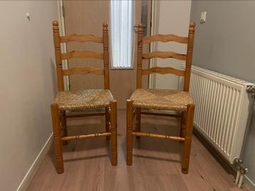2 eettafel stoelen beschikbaar voor biedingen
