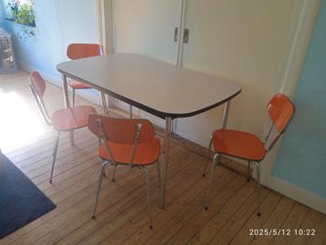 Stevige formica tafel met bijpassende oranje stoelen  beschikbaar voor biedingen