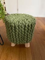 Groen gebreid krukje, Huis en Inrichting, Banken | Voetenbanken en Poefen, Ophalen, Zo goed als nieuw, Rond, Minder dan 50 cm