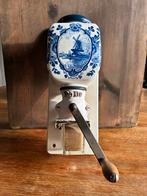 Antieke PeDe koffiemolen met Delfts blauw motief, Ophalen of Verzenden