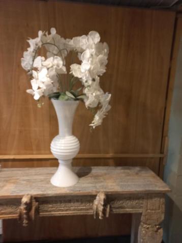 Witte vaas met zijdebloemen beschikbaar voor biedingen