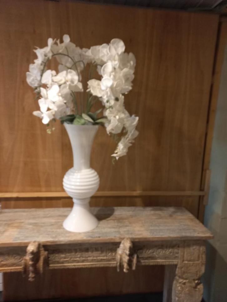 Witte vaas met zijdebloemen, Huis en Inrichting, Woonaccessoires | Vazen, Zo goed als nieuw, Wit, 75 cm of meer, Aardewerk of Porselein