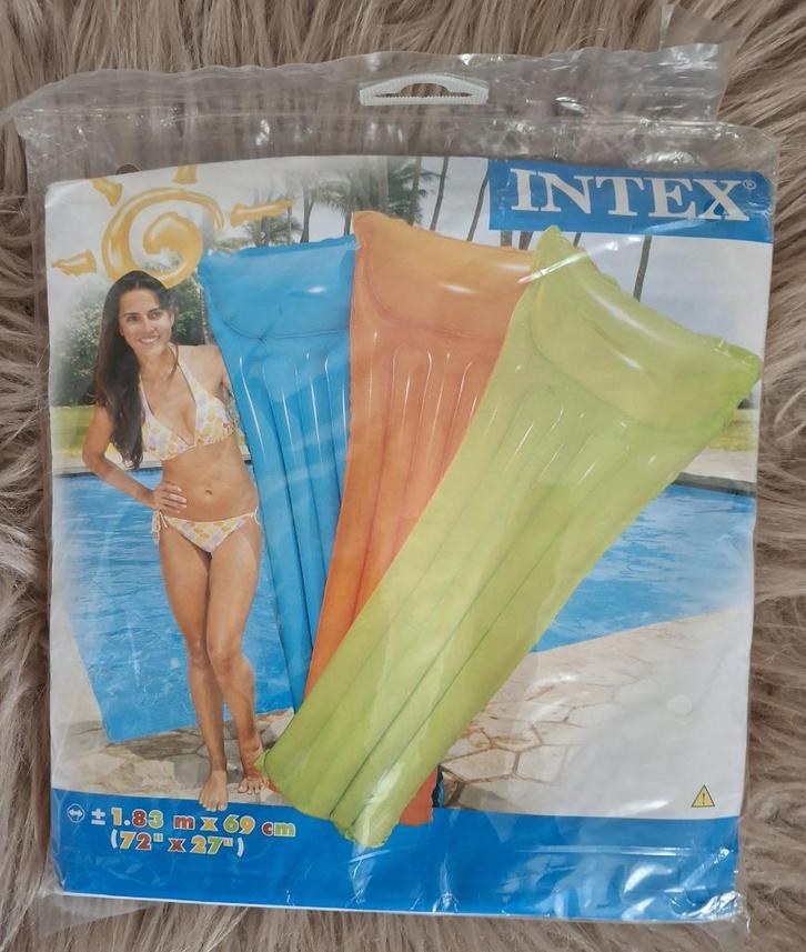 Een nieuw plastic oranje luchtbed in verpakking voor water, Caravans en Kamperen, Luchtbedden, Nieuw, 1-persoons, Ophalen of Verzenden