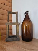 Grote bruine vintage fles in hoog houten krat, Ophalen of Verzenden, Nieuw