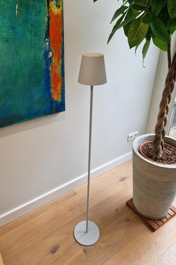Vloerlamp draadloos en oplaadbaar beschikbaar voor biedingen