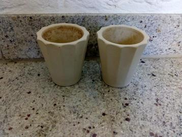 2 beige alleen aan de binnenzijde geglazuurde bloempotjes beschikbaar voor biedingen