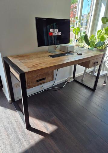 Mangohouten bureau  beschikbaar voor biedingen