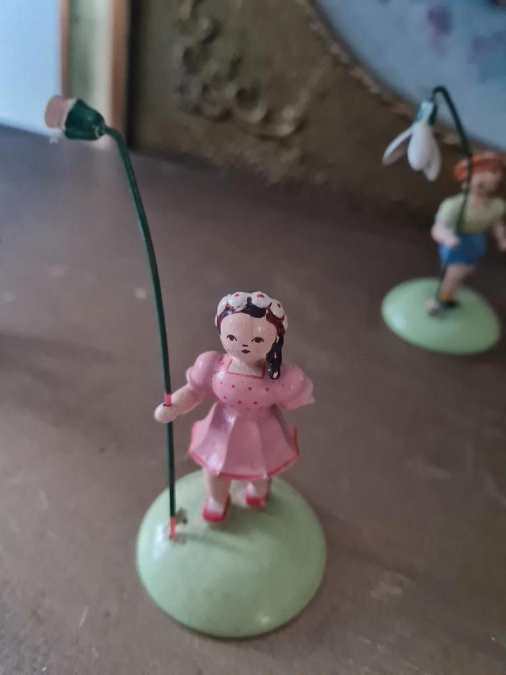 Bloemen kindje roze jurk KWO Ertsgebergte zeer oud, Verzamelen, Poppetjes en Figuurtjes, Gebruikt, Ophalen of Verzenden