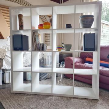 IKEA Kallax zeer nette 16 vakkenkast wit 147 x 147 cm. izgs beschikbaar voor biedingen