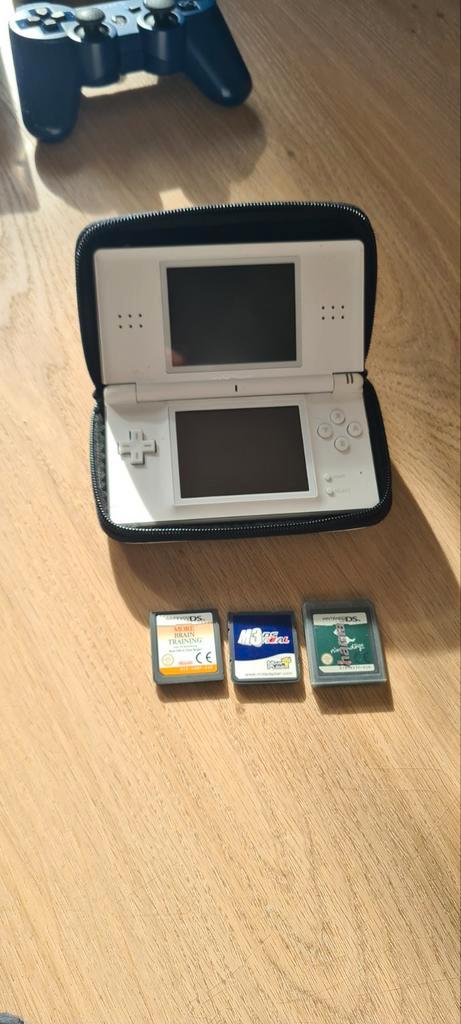 Witte Nintendo DS + Games (M3 kaart), Spelcomputers en Games, Spelcomputers | Nintendo DS, Gebruikt, DS Lite, Wit, Met games, Met beschermhoes of tas