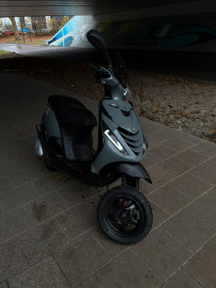 Piaggio Zip 70cc 2T – Nardo Grey | 2018 | Bomvol opties, Fietsen en Brommers, Scooters | Piaggio, Zo goed als nieuw, Zip, Maximaal 45 km/u