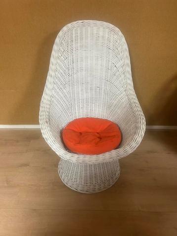 Witte rotan stoel met kussen beschikbaar voor biedingen