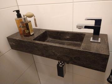 Fontein met kraan en sifon - Natuursteen toiletfontein beschikbaar voor biedingen