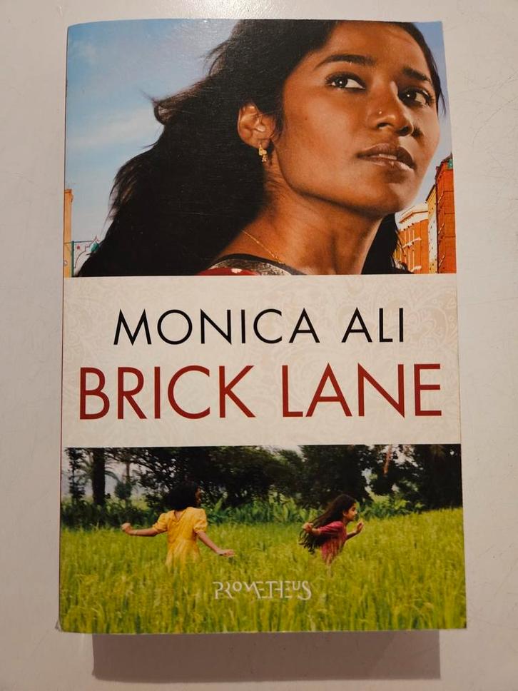 Monica Ali - Brick Lane (Nederlands), Boeken, Literatuur, Zo goed als nieuw, Ophalen of Verzenden