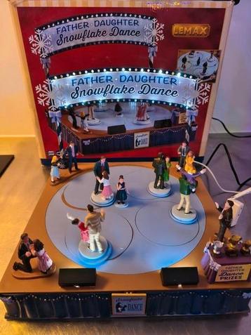 Lemax Father Daughter Snowflake dance lees advertentie  beschikbaar voor biedingen