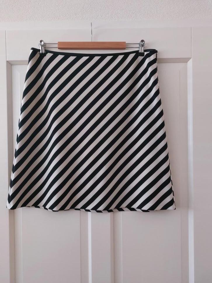 Gestreepte rok zwart/wit tot knie merk Expresso maat 44, Kleding | Dames, Rokken, Zo goed als nieuw, Maat 42/44 (L), Zwart, Knielengte