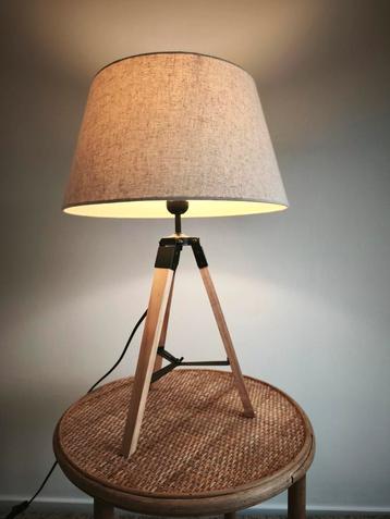 Houten Lamp met Natuurlijke Kap beschikbaar voor biedingen