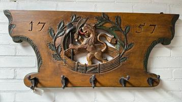 Houtsnijwerk kapstok 1757 beschikbaar voor biedingen