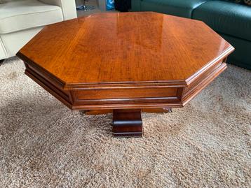 Mooie klassieke mahonie houten tafel beschikbaar voor biedingen