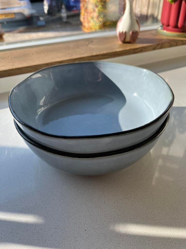 2 lichtblauwe serveerschalen, Huis en Inrichting, Keuken | Servies, Ophalen, Overige stijlen, Aardewerk, Schaal of Schalen