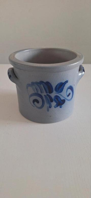 Keulse pot met blauw bloemmotief beschikbaar voor biedingen