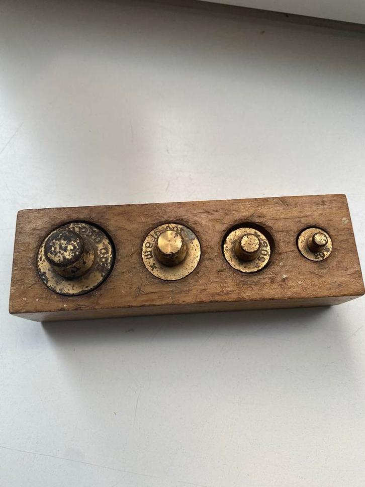 Gewichten in een houten blok, Antiek en Kunst, Antiek | Koper en Brons, Ophalen of Verzenden