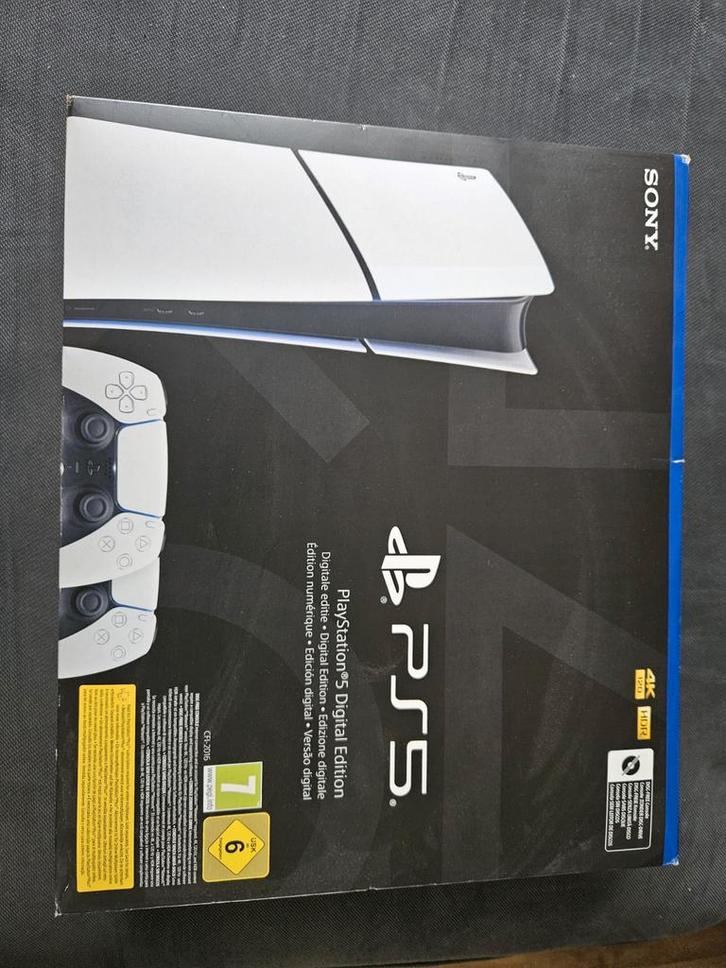 PS5 Digital 1TB + 2 Controllers + Oplaadstation, Spelcomputers en Games, Spelcomputers | Sony PlayStation 5, Zo goed als nieuw