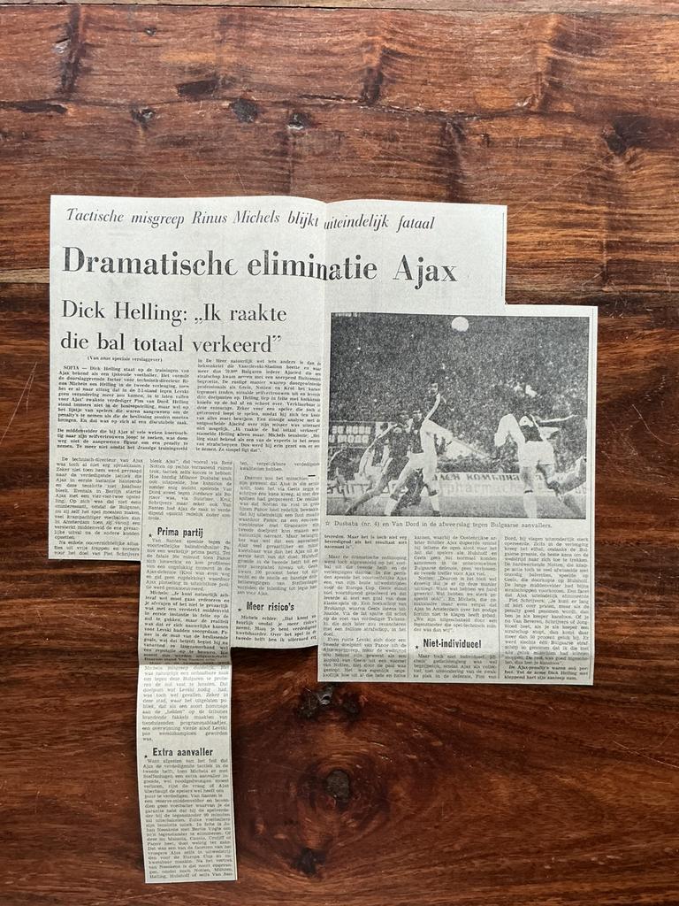 Voetbal krantenartikel Levski Ajax december 1975 Dusaba Dord, Ophalen of Verzenden, 1960 tot 1980, Knipsel(s)