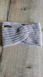 KNIT FACTORY hoofdband. Licht grijs. 30% wol., Kleding | Dames, Ophalen of Verzenden, Nieuw, Maat 38/40 (M), Muts