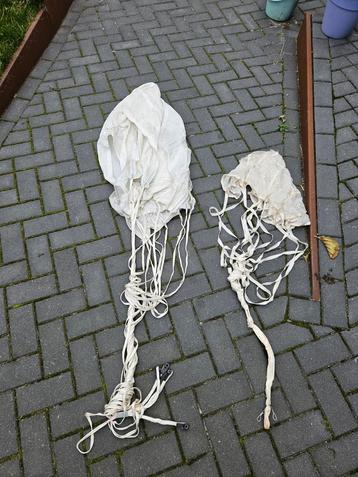 2 Parachutes - Herkomst Onbekend beschikbaar voor biedingen