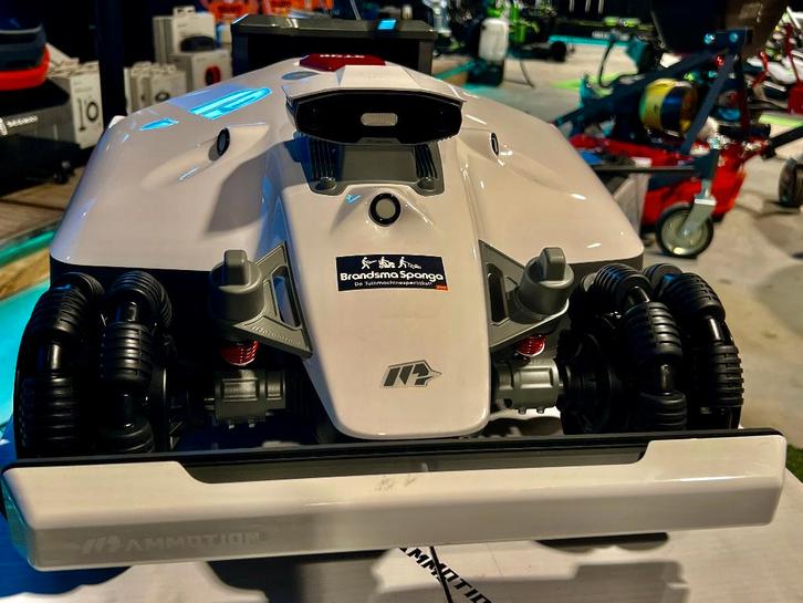 LUBA 2 AWD 4x4, GPS, RTK, max 10.000m, helling tot 80%!!, Tuin en Terras, Robotmaaiers, Nieuw, Meer dan 25 cm, Met regensensor