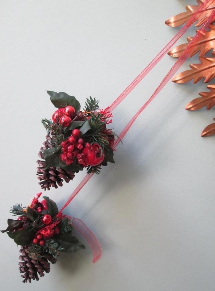 Kerst Hangers Rood 2 Gedecoreerde Dennenappels Vogels & Lint, Diversen, Kerst, Nieuw, Ophalen of Verzenden