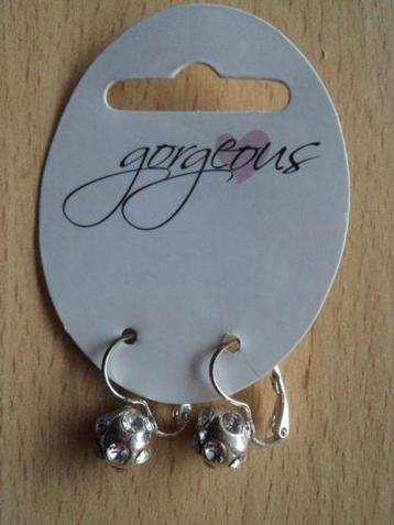 Zilverkleurige oorhangers met strasssteentjes. beschikbaar voor biedingen