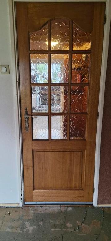 Massieve stompe deur met ramen en ijzeren klink  beschikbaar voor biedingen