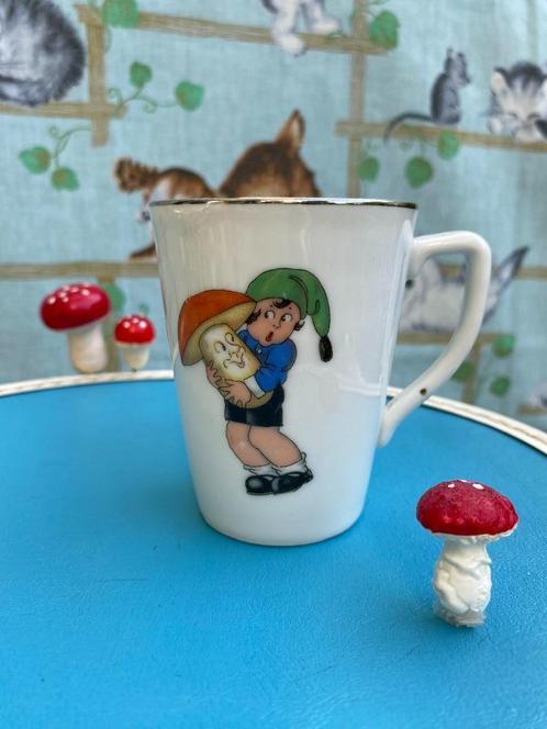 Vintage kinderbeker, mok, kabouter met paddestoel, Ca 1930, Antiek en Kunst, Antiek | Servies los, Ophalen of Verzenden