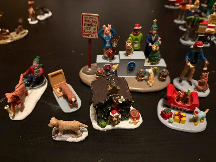 Kerstdorp Honden Poppetjes Lemax Santa Claws & Paws Set, Huis en Inrichting, Woonaccessoires | Kisten, Zo goed als nieuw, Minder dan 50 cm