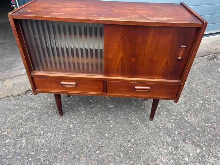 Vintage Houten Dressoir/Sideboard glas jaren 60 teak fineer, Huis en Inrichting, Kasten | Dressoirs, Gebruikt, 50 tot 100 cm, 25 tot 50 cm