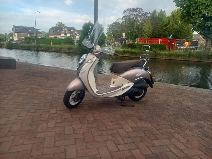 Sym Mio snorscooter mooie complete uitvoering!!, Fietsen en Brommers, Snorfietsen en Snorscooters, Zo goed als nieuw, SYM, Benzine