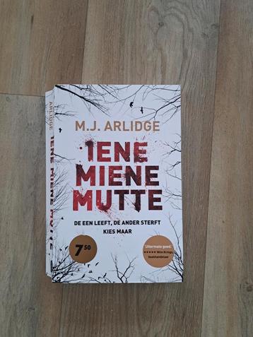 M.J. Arlidge - Iene Miene Mutte beschikbaar voor biedingen