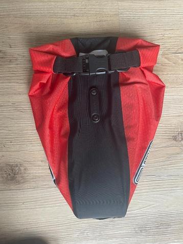 Ortlieb rode waterdichte zadeltas beschikbaar voor biedingen