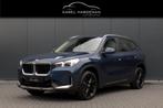 BMW X1 SDrive20i | TREKHAAK | ELEKTRISCHE VERSTAALBARE VOORS, Auto's, 1525 kg, Zwart, 156 pk, Blauw