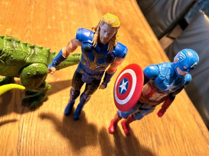 2 Marvel Avengers actiefiguren en 2 dinosaurussen, Kinderen en Baby's, Speelgoed | Actiefiguren, Gebruikt, Ophalen of Verzenden