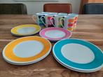 16-delig kleurig melamine servies, 8 bekers, 8 borden, Caravans en Kamperen, Ophalen of Verzenden, Zo goed als nieuw