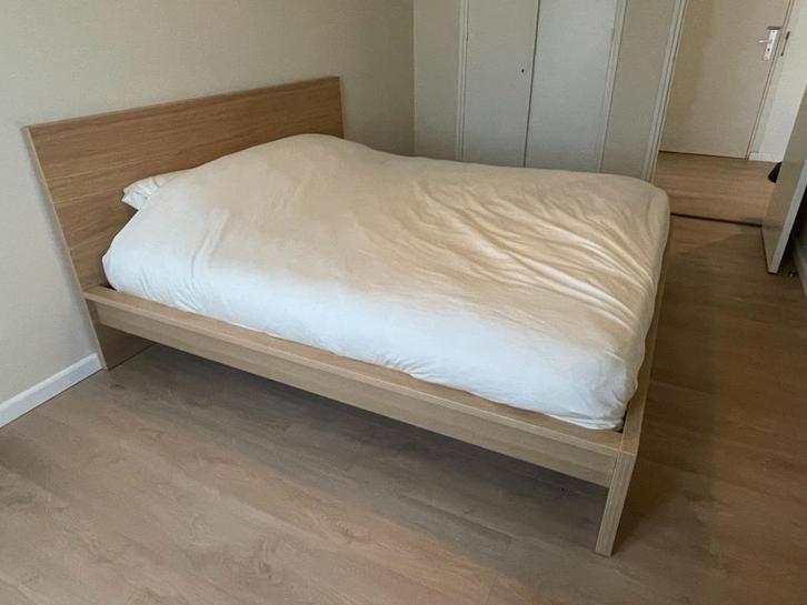 Bed inclusief matras - 180x200 cm, Huis en Inrichting, Slaapkamer | Bedden, Gebruikt, Tweepersoons, 180 cm, 200 cm, Hout, Beige