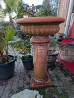 Terracotta pot op voet, Tuin en Terras, Tuinvazen, Ophalen of Verzenden, Zo goed als nieuw