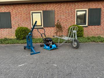 Trilplaat, stenenknipper en stenenkruiwagen beschikbaar voor biedingen