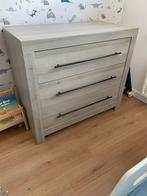 Houten commode + plankje, Kinderen en Baby's, Kinderkamer | Complete kinderkamers, Ophalen, Zo goed als nieuw, Jongetje of Meisje