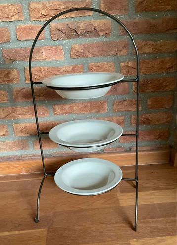 Etagère 3 lagen bronskleur met bijpassende witte schalen beschikbaar voor biedingen