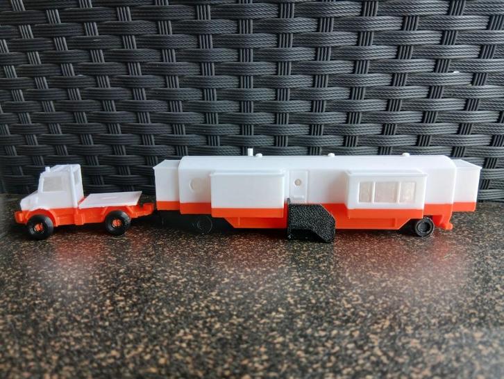 Mercedes-Benz Unimog met Woonwagen, Hobby en Vrije tijd, Modelauto's | 1:87, Nieuw, Bus of Vrachtwagen, Overige merken, Ophalen of Verzenden