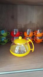 Theepot met glazen in  gekleurde houders. Retro, Huis en Inrichting, Keuken | Servies, Glas of Glazen, Ophalen of Verzenden, Effen
